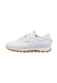 Weiße Leder-Sneaker mit beigen Schnürsenkeln, einem strukturierten Seitenpaneel, einer geschwungenen Form und einer braunen Gummisohle mit einem Profilmuster.