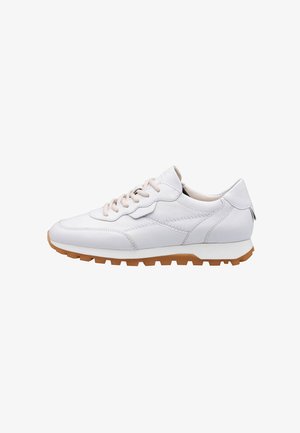 Baskets en cuir blanc avec des lacets beige, présentant un panneau latéral texturé, un design courbé et une semelle en caoutchouc marron avec un motif de traction.