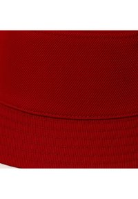 Tessuto rosso a coste con trama orizzontale e verticale, caratterizzato da un colore uniforme e da una cucitura sul bordo inferiore.