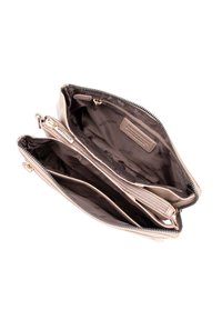 Světle béžová kožená peněženka s dvěma oddíly a několika kapsami. Obsahuje zipové uzavření a měkkou látkovou podšívku. Akcenty v zlatém tónu.