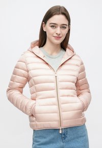 Lyserød dunjakke med vandret quiltet design, lynlås foran og hætte. Har sidelommer og en glat, blank overflade.