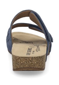 Navyblauwe leren sandaal met geperforeerd ontwerp, kurkachtige slede, verstelbare banden en een gevoerde inlegzool met een logo.