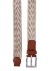 Elastische geweven riem in lichtbeige met een bruine lerenaccent nabij de gesp, met een rechthoekige zilveren metalen gesp.