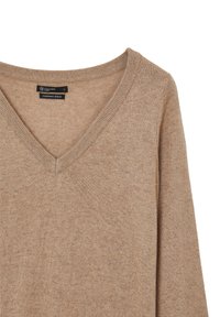 Maglione in misto cashmere beige con scollo a V, collo a costine e una finitura morbida e texturizzata. Etichetta visibile all'interno con il nome del marchio e la taglia.
