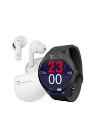 Cuffie wireless bianche con una custodia di ricarica, affianco a un orologio intelligente nero con display rotondo che mostra l'ora digitale e il livello della batteria.