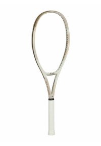 Witte tennisracket met een smalle, langwerpige kop, rubberen grip en opvallende branding. Lichtgewicht ontwerp met perforaties langs het frame.