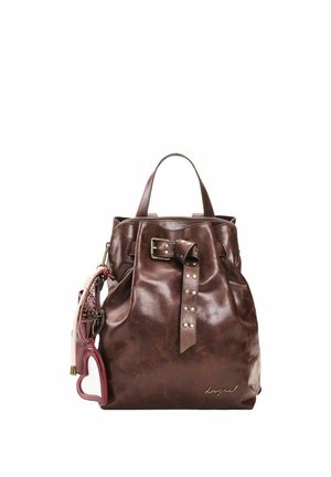 Borsa a mano in pelle marrone con manico superiore, cinturino frontale con fibbia e borchie e accessorio portachiavi a forma di cuore rosa attaccato.