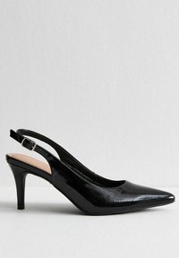 Escarpins en cuir verni noir avec un bout pointu et un talon fin. Dotés d'une sangle à boucle et d'une texture lisse.