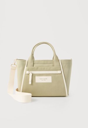 Piccola borsa a tracolla in tela verde oliva chiaro con tasca con cerniera bianca, doppie maniglie e tracolla larga bianca staccabile.