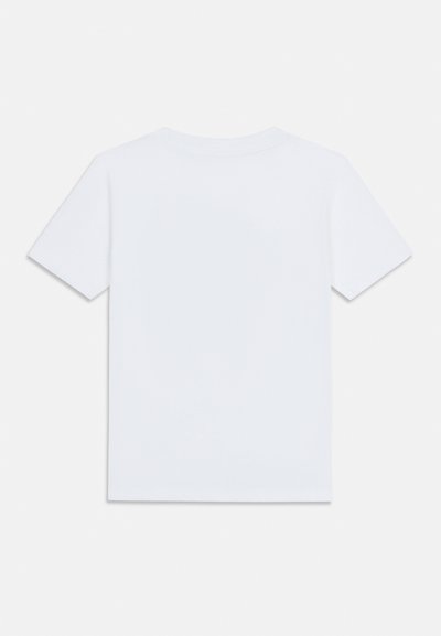 Tricou simplu alb din bumbac cu mâneci scurte, văzut din spate pe un fundal gri deschis.