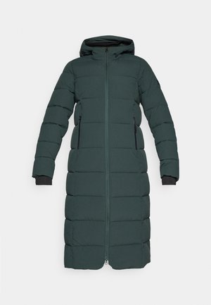 Cappotto invernale lungo imbottito di colore verde scuro con cappuccio, zip frontale e tasche laterali con zip, progettato per le basse temperature.
