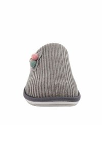 Zapato de casa gris de tela acanalada con forma redondeada, presenta tres pompones de colores y un acento decorativo. Suela suave con ribete en contraste.