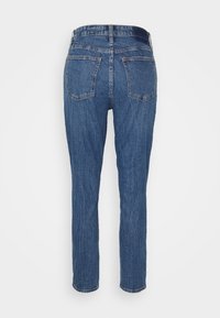 Jeans de ganga azuis com um corte slim, apresentando uma cintura standard, dois bolsos traseiros e uma textura suave. O desvanecimento leve acrescenta detalhe.