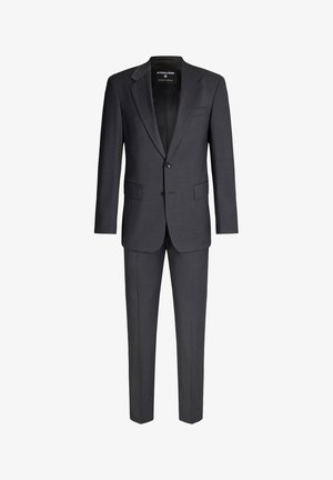 Ciemnoszary, teksturowany, dwuczęściowy garnitur męski z marynarką z klapami i dopasowanymi spodniami, jedno-bottonowy z dwoma guzikami i kieszeniami z patkami.