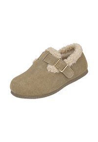 Zapato marrón de ante sin cordones con puntera curvada, forro de crema suave y un detalle de hebilla de metal dorado. Suela de goma texturizada para mayor agarre.