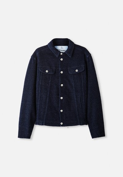 Ναυτική ζακέτα φτιαγμένη από υφασμάτινη υφή, με γιακά, μακριά μανίκια, δύο τσέπες στο στήθος και ασημένιες κουμπότρυπες μπροστά.