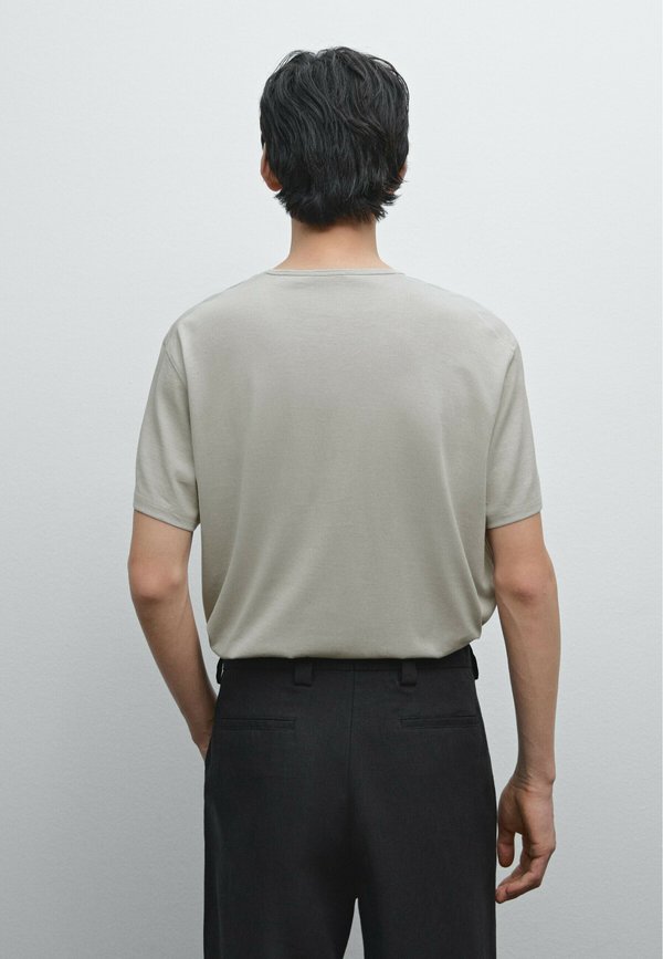 LIGHTWEIGHT - Basic T-shirt2