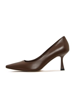 Zapato de tacón con punta afilada de cuero marrón, con un tacón bajo, que presenta una textura lisa y un diseño sencillo. Sin patrones o acentos adicionales.