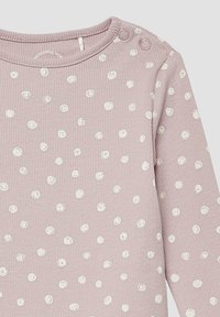 Langarmshirt aus weichem Rippstoff, hellrosa mit weißen Polka-Dots, mit rundem Ausschnitt und zwei Knopfakzenten auf der Schulter.