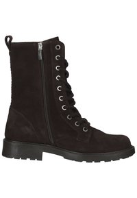 Bottine en daim marron foncé avec fermeture éclair latérale, lacets à l'avant, bout arrondi et semelle en caoutchouc texturée à crampons prononcés.