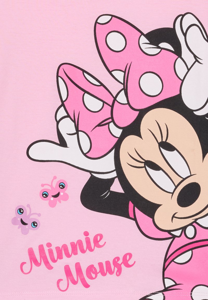 Roze stof met een afbeelding van een karakter met zwarte contouren, een stippenroze strik en twee vlinders, met de tekst "Minnie Mouse" eronder.