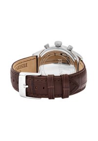 Reloj cronógrafo con caja de acero inoxidable y correa de cuero marrón, que presenta un acabado texturizado y elegantes acentos de hardware en plata.