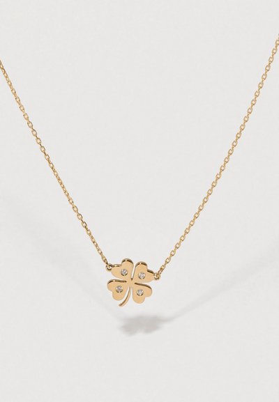 Lant cu japă aurie având un pandantiv în formă de trifoi cu patru foi, încrustat cu patru pietre prețioase mici, pe o lanț delicat.