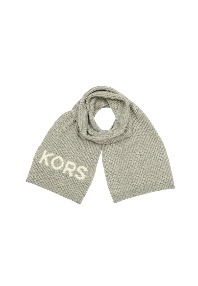 Écharpe tricotée côtelée grise avec un logo "KORS" blanc bien visible à une extrémité. Texture douce et conception longue et large pour chaleur et style.