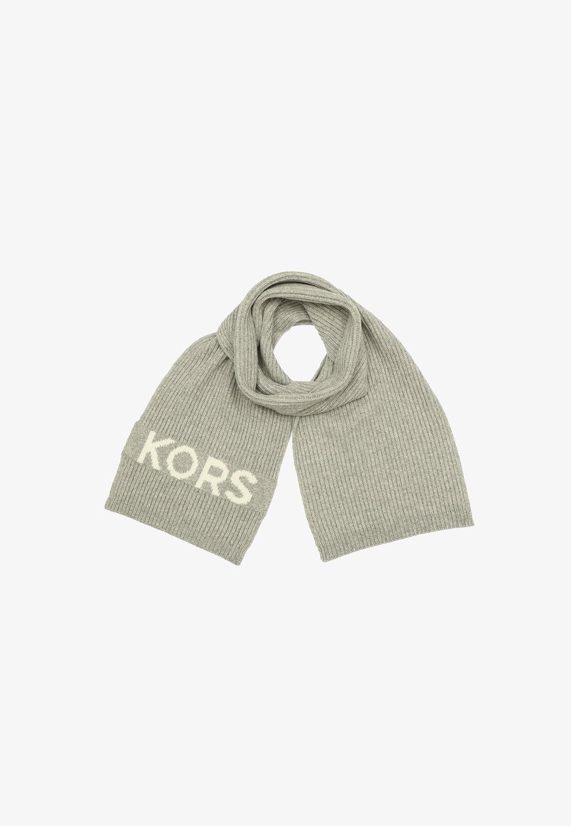 Écharpe tricotée côtelée grise avec un logo "KORS" blanc bien visible à une extrémité. Texture douce et conception longue et large pour chaleur et style.