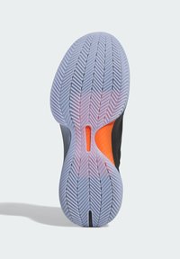 Sole di scarpa sportiva nera con suola in gomma flessibile, motivo a spina di pesce, dettagli arancioni e sezioni trasparenti viola.