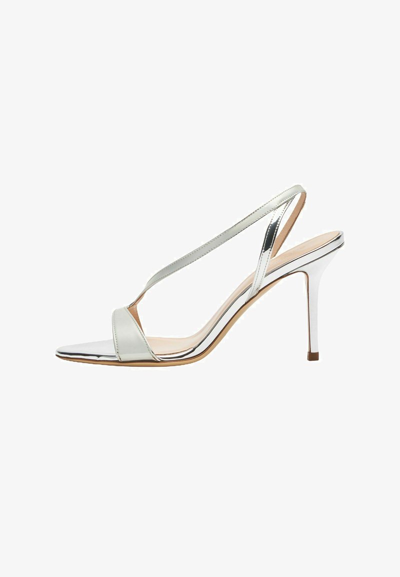Srebrne metalik visoke sandale s otvorenim prstima, tankim remenom oko gležnja i vitkim štikli na bijeloj pozadini.