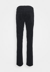 Pantalon en velours côtelé noir avec jambes droites, deux poches arrière et coutures visibles sur un fond clair uni.