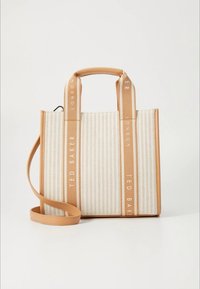 Raidallinen kangaskassi, jossa on beigen väriset keinonahkaiset yksityiskohdat ja kahvat. Kassin hihnoissa lukee "TED BAKER LONDON" ja siinä on säädettävä olkahihna.