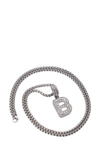 Sølv kæd necklace med et stort rhinsten-besat bogstav "B" vedhæng, med en struktureret finish og glatte lukninger.