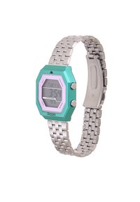 Digital klocka med ett oktagonalt turkosskal, metallarmband och rosa accenter. Funktioner inkluderar en stor digital display och knappar på sidan.