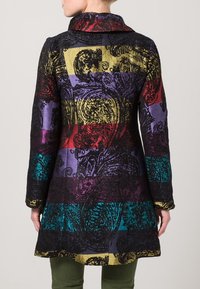 Cappotto colorato con motivo che presenta una combinazione di viola, rosso, blu e giallo con una finitura testurizzata e un colletto. Maniche lunghe e design fino al ginocchio.