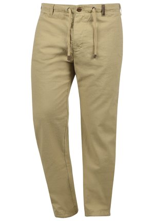 Beige linnen broek met een ontspannen pasvorm, een tailleband met koord en een enkele bruine knoopdetail aan de voorkant. Glad textuur in het geheel.