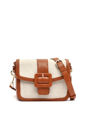 Pequeño bolso bandolera rectangular de tela beige con ribete de cuero marrón, detalle de hebilla en la solapa frontal y correa de hombro ajustable.