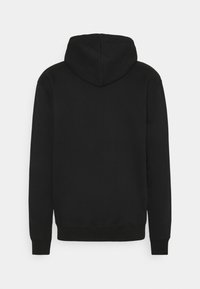 Černá mikina s kapucí, vyrobená z měkké tkaniny, s volným střihem a dlouhými rukávy. Žádné viditelné logo ani akcenty. Jednoduchý design.