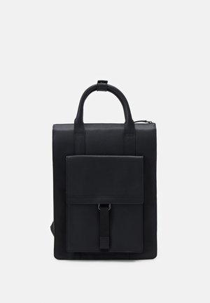 Sac à dos en cuir noir au design structuré, avec une poignée de transport supérieure, une poche à rabat à l'avant et des bretelles réglables.