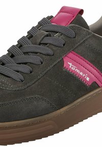 Tmavě šedé semišové tenisky s růžovými akcenty, kulatá špička, plochá gumová podrážka a strukturované tkaničky. Název značky je viditelný na boku v bílé barvě.