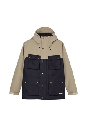 Giacca impermeabile con cappuccio, parte superiore e maniche beige, corpo blu navy e quattro tasche frontali con bottoni.