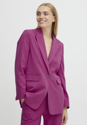 Fuchsia blazer made of smooth fabric, featuring a notch lapel, single button closure, and two front pockets. Tailored fit, long sleeves.