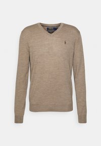 Svetr s výstřihem do V, dlouhými rukávy v světlé hnědé barvě, vyrobený z měkkého materiálu, s malým logem na levé hrudi a žebrovanými manžetami.