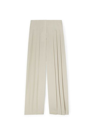 Pantalons plissés beiges à coupe droite, présentant de nombreux plis marqués sur le devant et une texture lisse. Conçus pour un ajustement sur mesure.