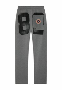 Pantalon de survêtement gris avec les numéros noirs en bloc « 8 » et « 6 » imprimés sur les côtés, doté d'une poche latérale avec un patch logo rond.