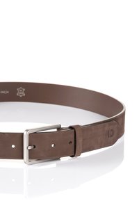 Ceinture en cuir brun avec une texture lisse, dotée d'une boucle rectangulaire en métal et de cinq trous d'ajustement. Détail logo subtil près de la boucle.
