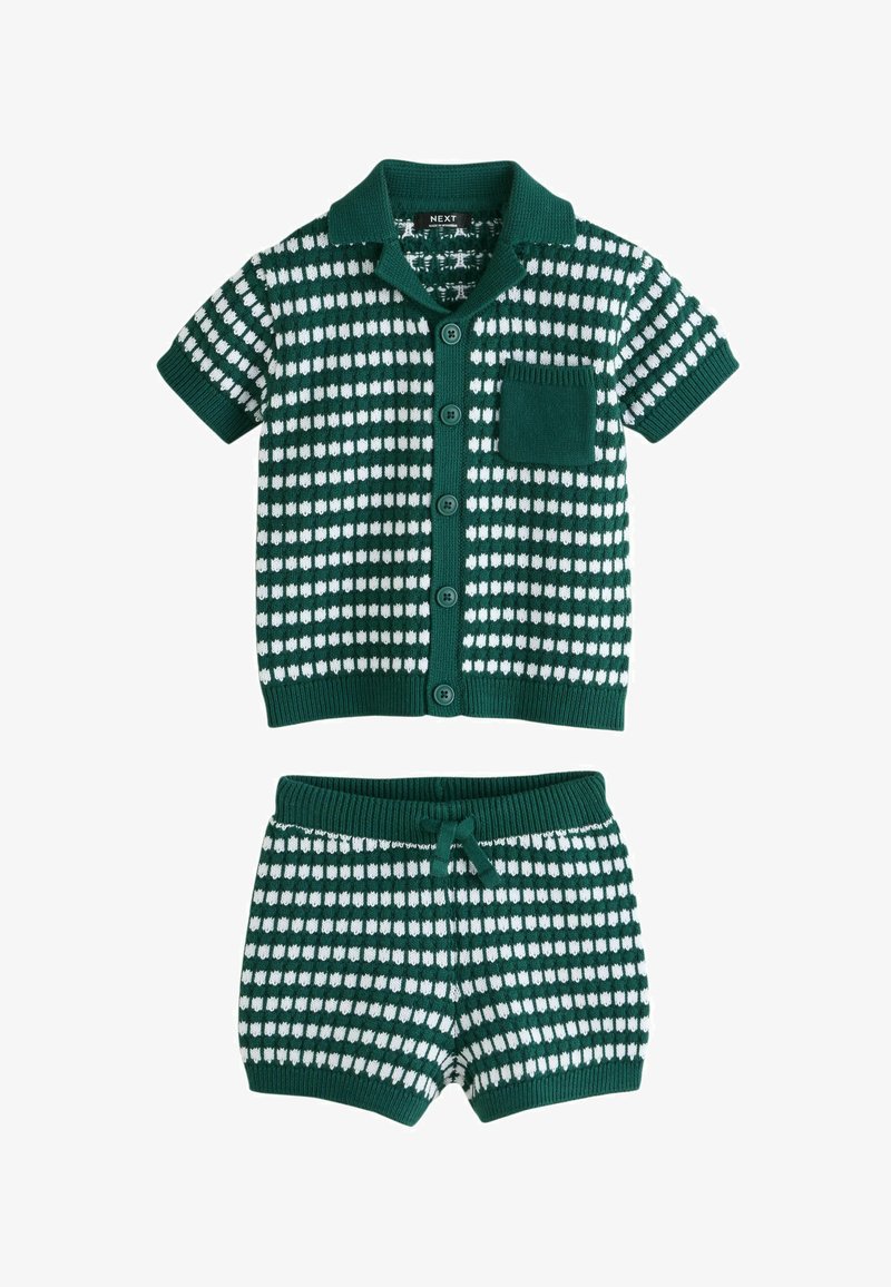 Chemise à manches courtes en maille à carreaux verts et blancs avec col et poche avant, associée à un short en maille assorti avec ceinture à cordon.