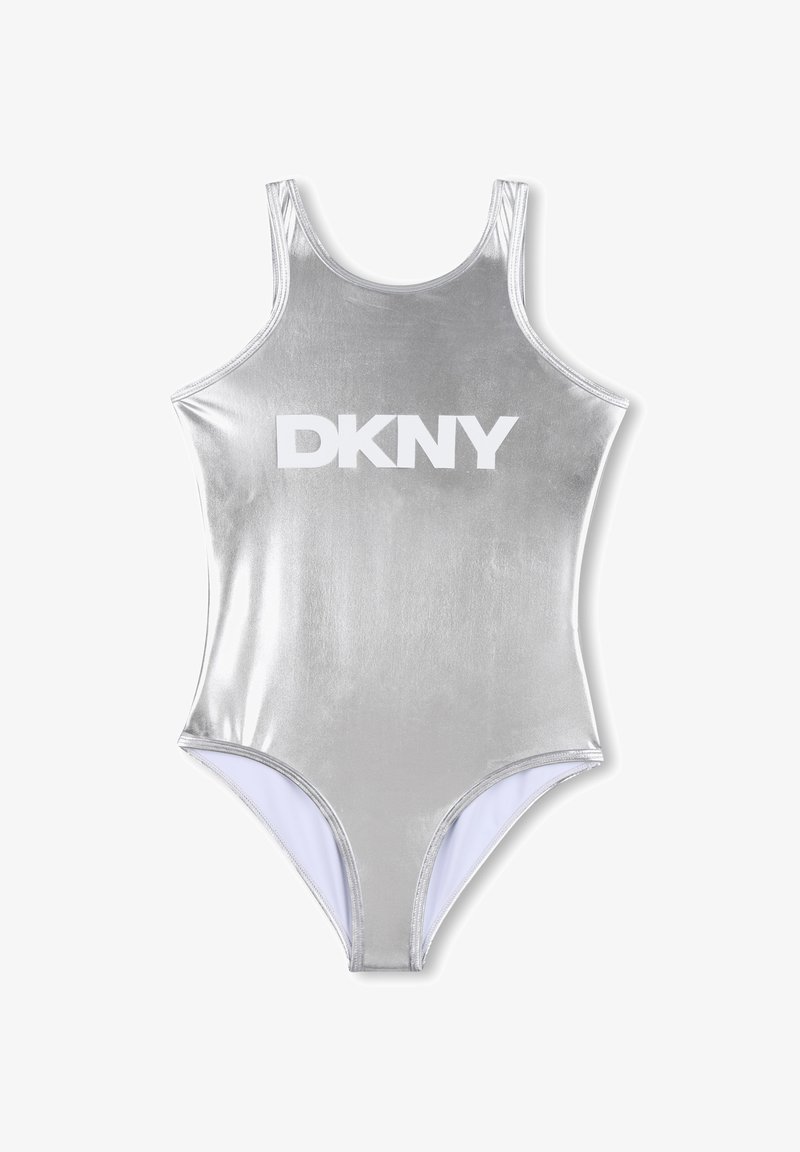Maillot de bain une pièce argenté avec logo "DKNY" blanc sur la poitrine, doté de bretelles style débardeur et d'une texture de tissu légèrement brillante.
