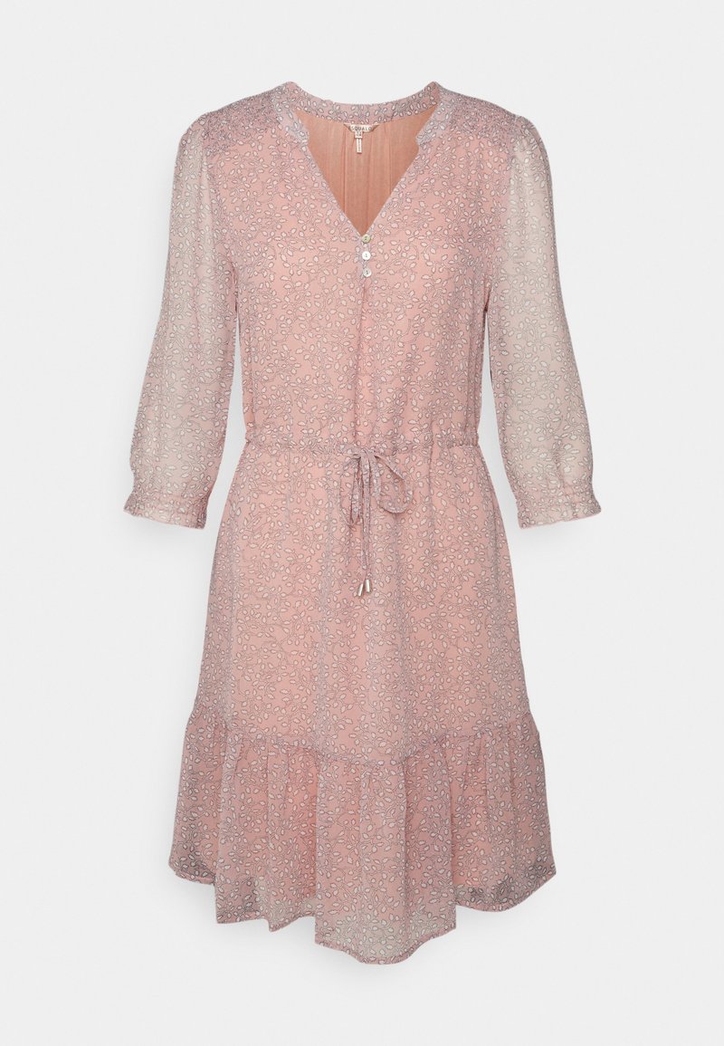 Vaaleanpunainen kukallinen kesämekko, jossa on kolme neljännesosaa läpinäkyvistä hihoista, vyötärönauha ja röyhelöhelma. Napit edessä ja herkät kuviot koko mekossa.